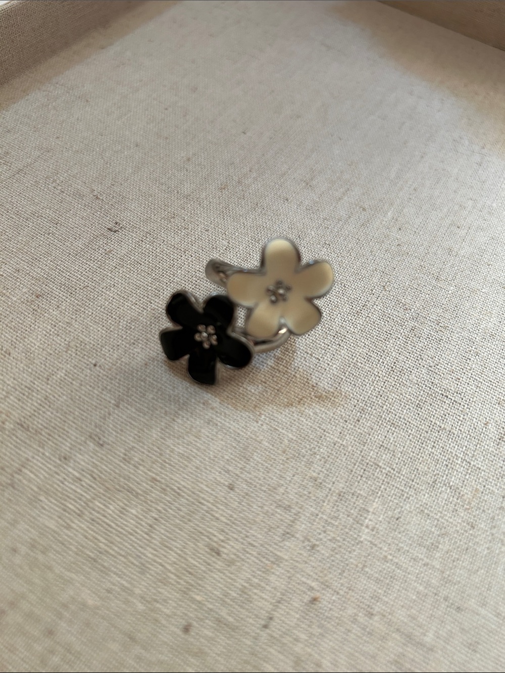 FLOWER RING • Adorable Black & White Enamel & Silver Tone Costume Jewelry Ring - Picture 5 of 10